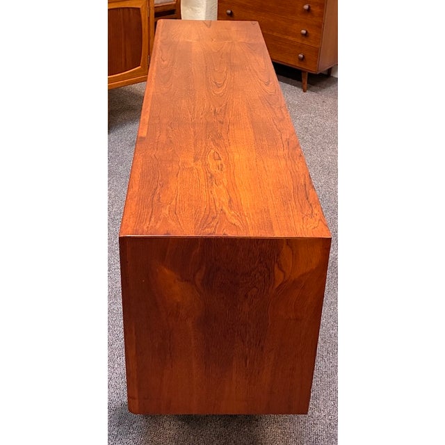 European Mid Century Modern Teak Credenza With Accordion Doors by White & Newton, Uk c.1960 For Sale - Image 13 of 13