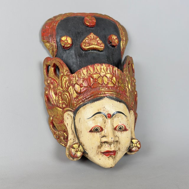 A fascinating work of ethnic art with a striking visual impact, capable of bringing the mystical and spiritual atmosphere...