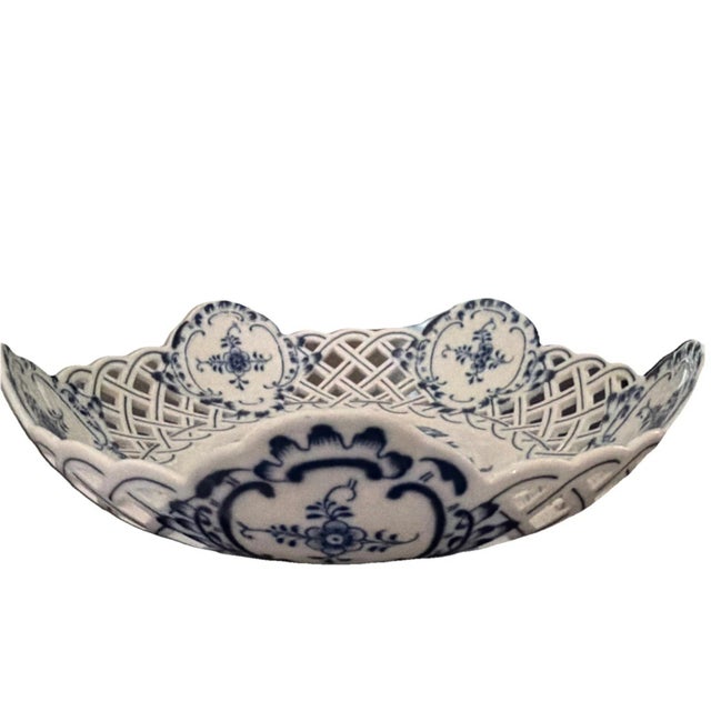 Late 19th Century Two Antique Meissen Blue Onion reticulated serving dishes with crossed swords hallmark For Sale - Image 5 of 17