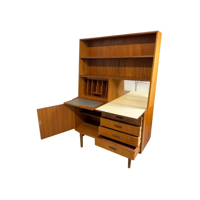 Mid-Century Modern Teak Highboard Wall Unit by Turnidge of London, 1970, in Very Good conditions. Designed 1960 to 1969