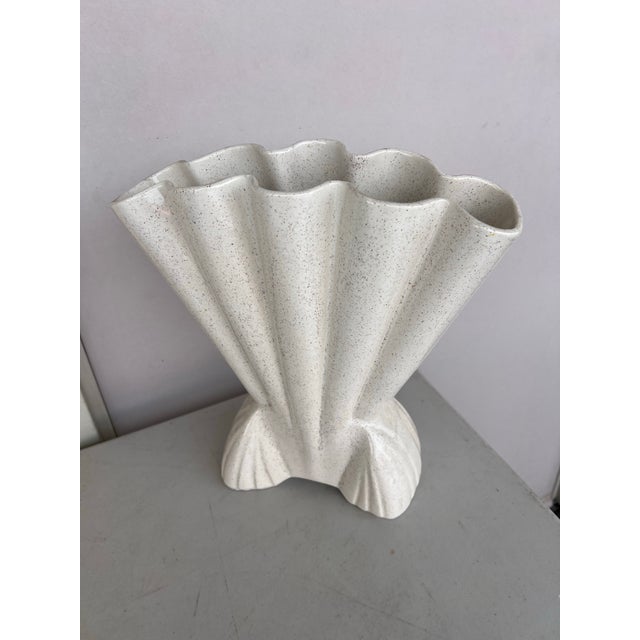 Red Wing Pottery Mid 20th Century Art Deco Speckled Cream Gladiolus Vase For Sale - Image 4 of 7