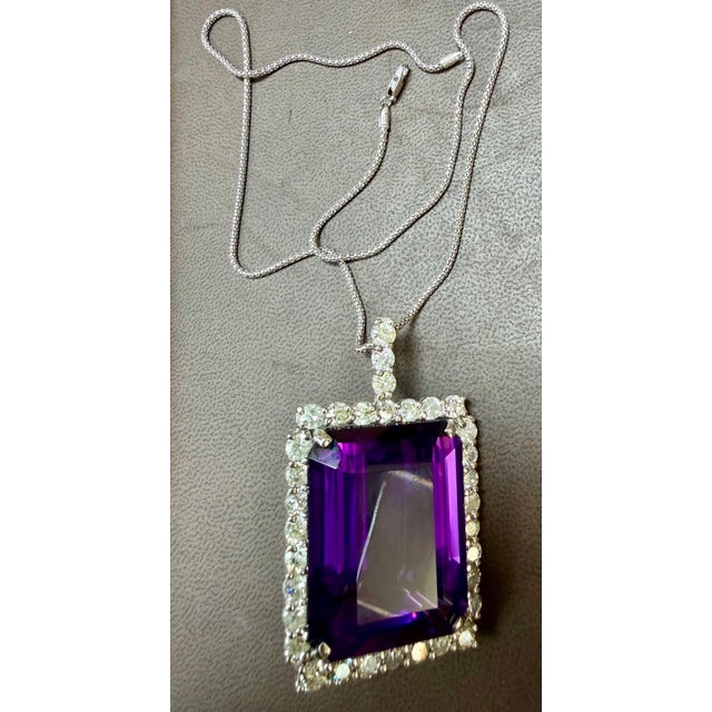 2020s 152 Ct Emerald Cut Amethyst & 10 Ct Diamond Pendant Necklace 14kw Gold + Chain For Sale - Image 5 of 8