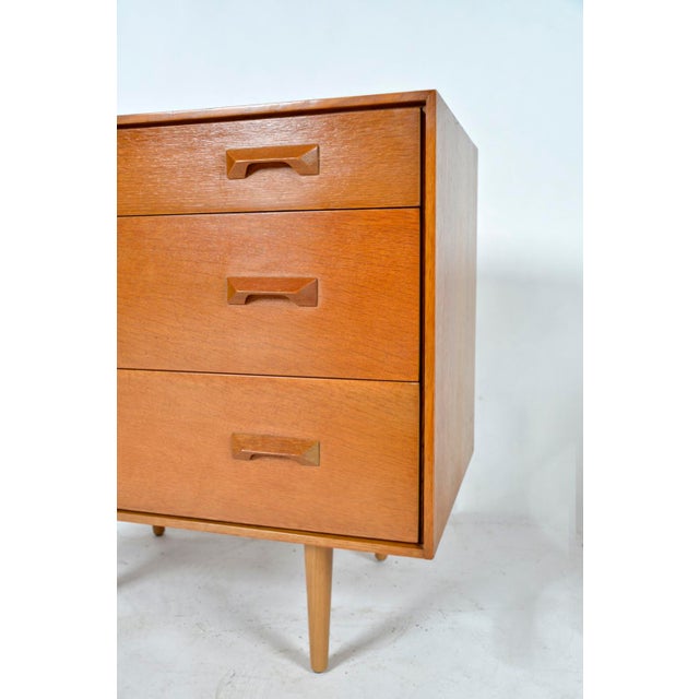 Concorde Range Chest of Drawers in Oak and Beech by John & Sylvia Reid for Stag, 1960s For Sale - Image 9 of 18