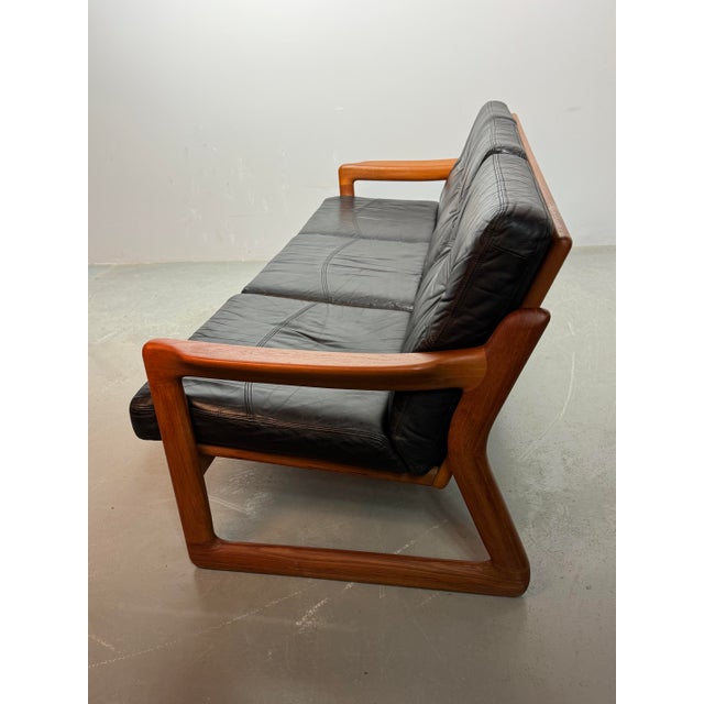 Mid-Century Modern Sofa in Teak with Black Leather Cushions by Sven Ellekaer for Komfort, Denmark, 1970s For Sale - Image 6 of 10