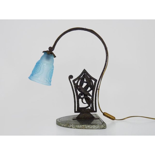 1930s Art Deco Table Lamp in Wrought Iron on Gray Marble Base, 1930s For Sale - Image 5 of 11