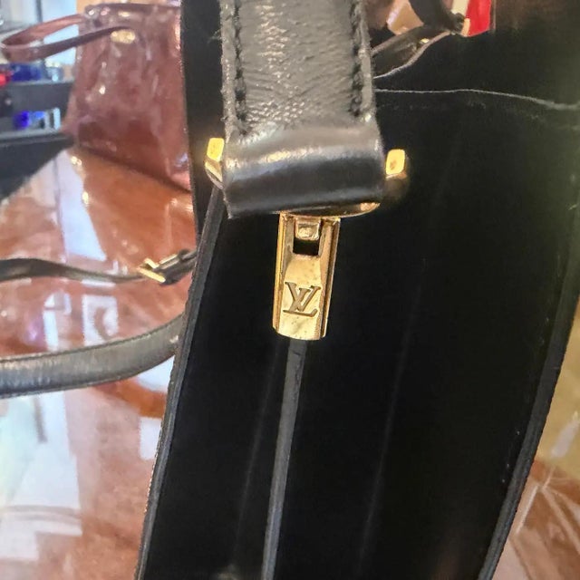 Louis Vuitton A 1993 Vintage Louis Vuitton Black Epi Leather Capucines Shoulder Bag For Sale - Image 4 of 15