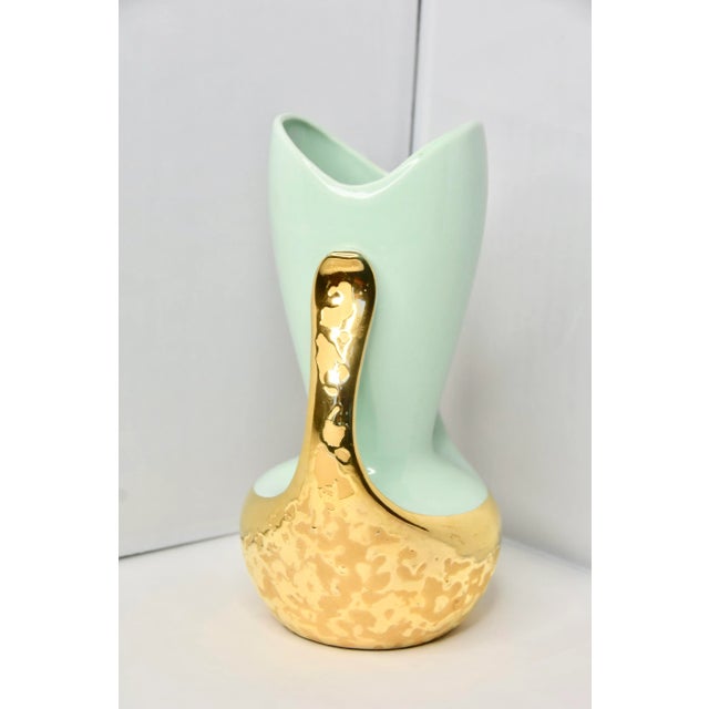 1960s Art Deco Weeping 24k Gold-Plated Ceramic Urn Vase For Sale - Image 4 of 7