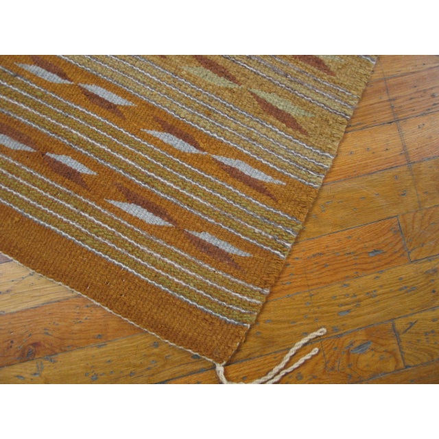 1940s Tan Camel Stripe Modern Antique American Navajo Chinle Wide Ruins Rug 2' X 3' Flat Weave Wool Carpet For Sale In New York - Image 6 of 7