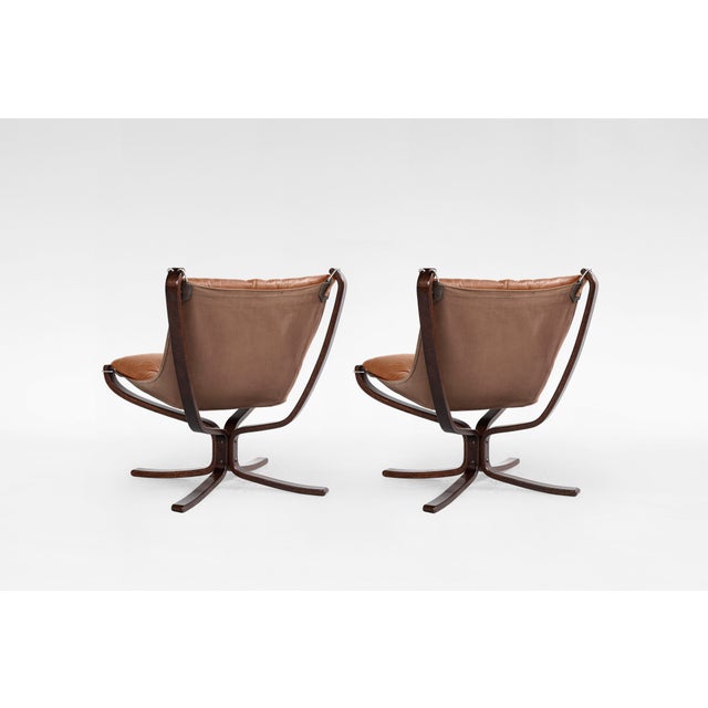 Vatne Møbler Vintage Falcon Chairs in Cognac Leather and Plywood by Sigurd Ressell for Vatne Møbler, 1970s, Set of 2 For Sale - Image 4 of 8