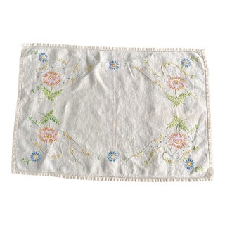 18 X 12 Vintage Floral Placemat Embroidered Ecru Farmhouse Mid Century English Cottage French Country Primitive For Sale