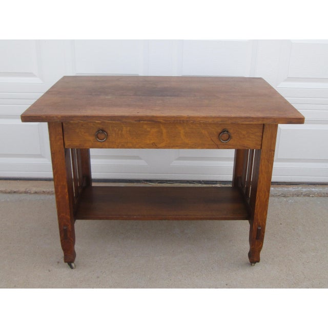 Quarter sawn Mission oak Arts and Crafts library table / writing desk attributed to Stickley Brothers. The table has 1...