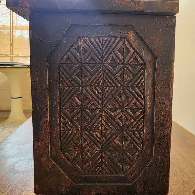American Antique Primitive Geometric Chip-Carved Tramp Art Box, Circa 1900 For Sale - Image 3 of 10
