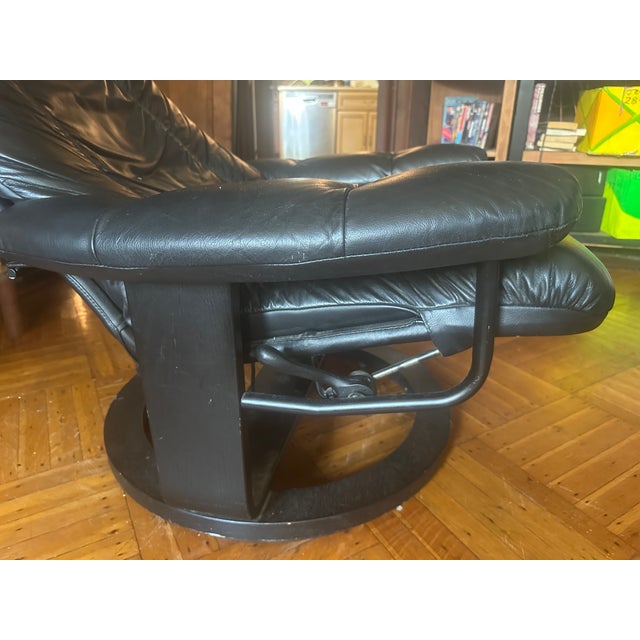 Mid Century Lounge Chair Black Leather with reclining adjuster. Actually a Taiwanese "knock-off", but looks classy,...