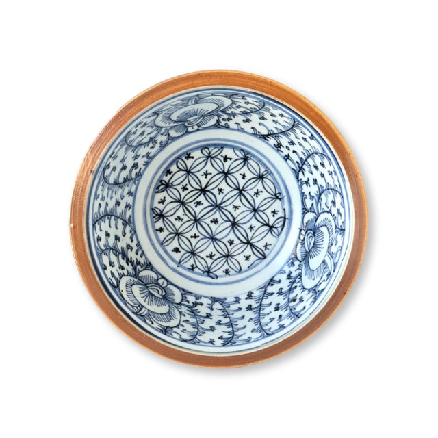 Qing dynasty (1644 to 1912) export porcelain bowl with blue and white decoration and Batavian brown glaze. Produced for...