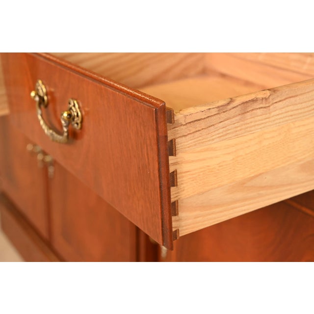 Wood Ethan Allen Georgian Inlaid Mahogany Lighted Breakfront Bookcase Cabinet For Sale - Image 7 of 12