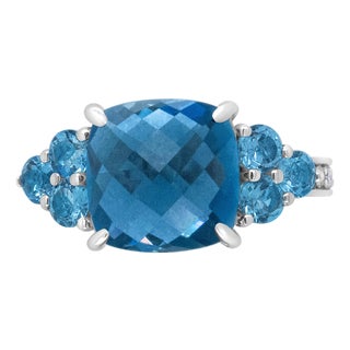 18K White Gold 10mm Cushion Shaped Blue Topaz and 1/6 Cttw Diamond 3 Stone Style Ring (F-G Color, VS1-VS2 Clarity) - Ring Size 6.5 For Sale