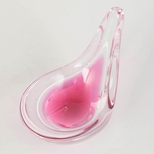Paul Kedelv for Flygfors Bowl, 1950s. Elegant “Coquille” bowl in layered art glass with pink colouring encased in clear...