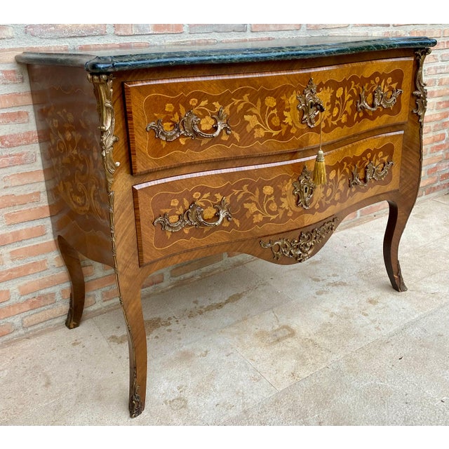 French French Louis XV Style Bombé Satinwood Marquetry and Ormolu Mounted Commode, 1940 For Sale - Image 3 of 18