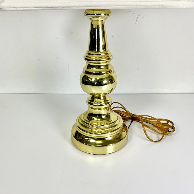 1970s Vintage Traditional English Style Brass Finish Table Lamp. For Sale - Image 4 of 11