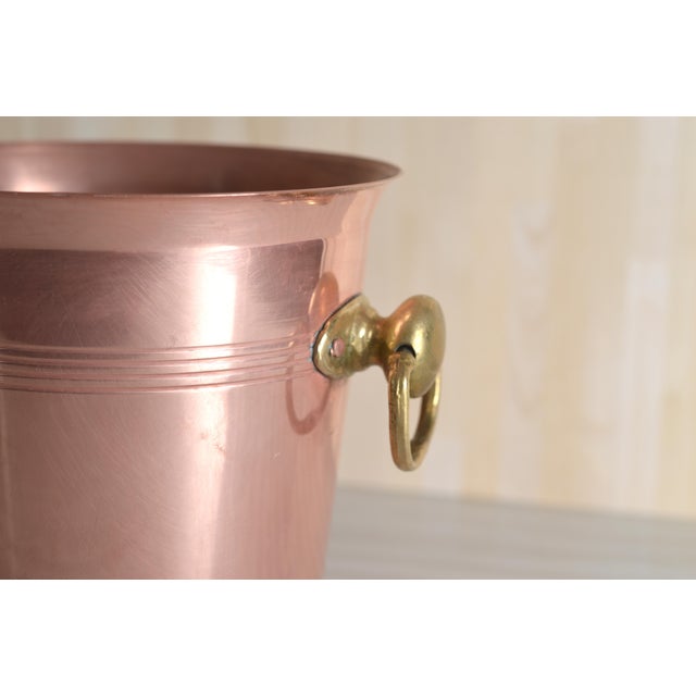 This classic copper-plated metal ice bucket embodies the timeless elegance of traditional bar accessories. Its clean lines...