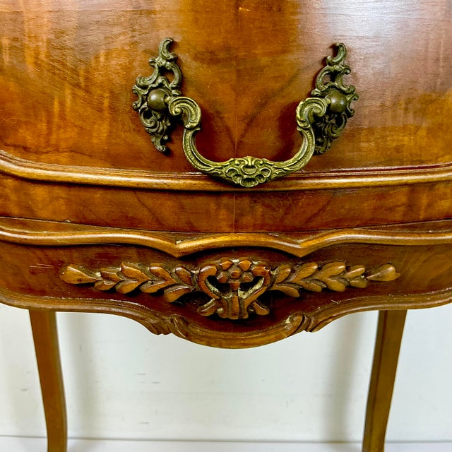 1970s Vintage French Provincial Hollywood Regency Walnut & Burl Wood Side Table or Night Stand For Sale - Image 9 of 17