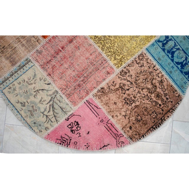 Earthy Colors Turkish Round Rug Hand Knotted Handstitched Living Room Entry Decor - 4'11" Diameter For Sale - Image 16 of 18