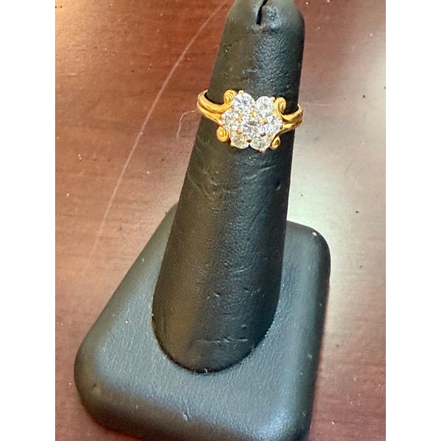 2020s 1.0 Carat, 7 Diamonds Traditional Men's Ring 14 Karat White Gold Ring Estate For Sale - Image 5 of 8