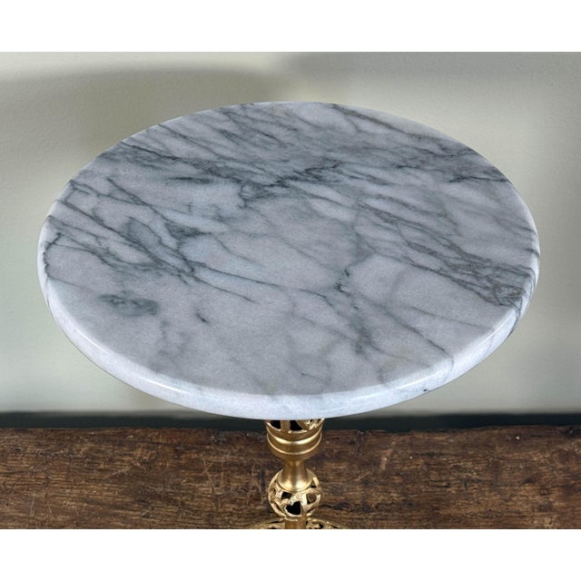 English Vintage French Neoclassical Marble Top Brass Pedestal Side Table With Pierced Base For Sale - Image 3 of 6