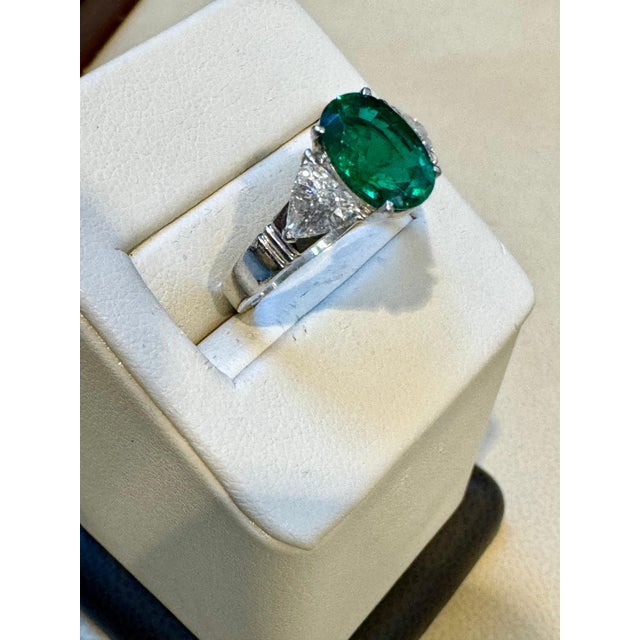 Emerald Gia Certified 2Ct Fine Zambian Emerald & 1.5 Ct Total Trillion Diamond Ring Plat For Sale - Image 8 of 8