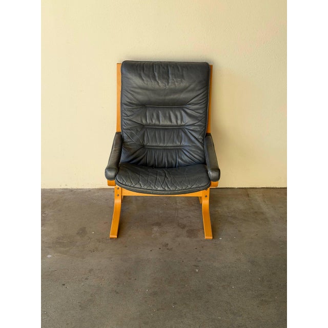Mid-Century Modern Mid 20th Century Norwegian Lounge Chair in Style of Ekornes– MCM Grey Leather & Bentwood Frame Armchair For Sale - Image 3 of 10