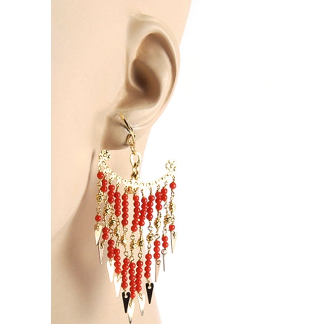 These Multi Coral Bead Strand 18k Yellow Gold Chandelier Earrings are a stunning piece of vintage and antique jewelry that...