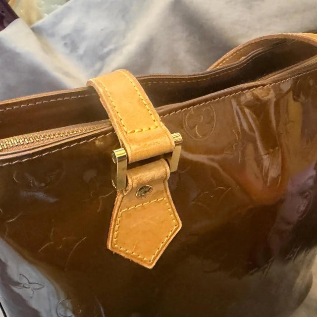 Animal Skin A 2000 Louis Vuitton Brown Patent Leather and Vachetta Houston Shoulder Bag For Sale - Image 7 of 18