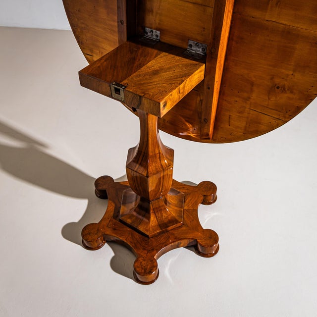 Brown Biedermeier Walnut Tilt-Top Center Table, Circa 1830/40 For Sale - Image 8 of 8