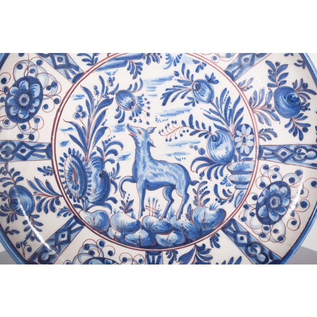 This large Portuguese eathenware dish from Sant'Anna is a refined piece that celebrates the tradition of Portuguese...