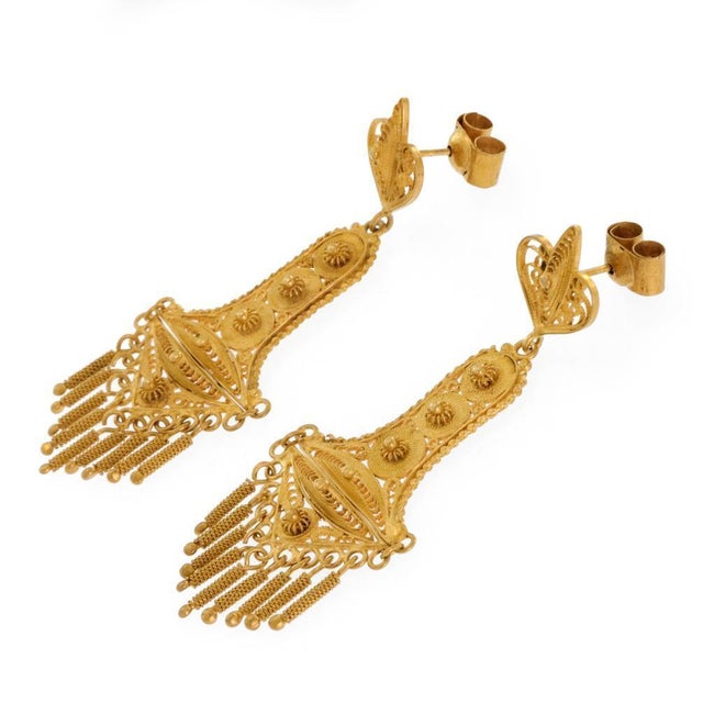 This is a gorgeous pair of chandelier earrings, crafted from 18k yellow gold with a fine textured finish. The earrings has...