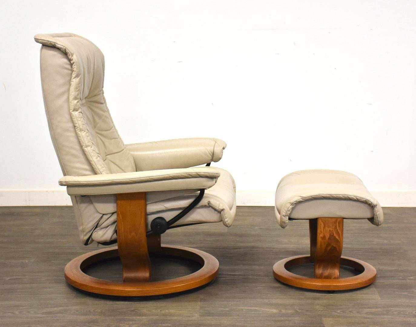 みらい　EKORNES Stressness オットマン 1990s Beige Leather Stressless Ekornes Lounge Chair and Ottoman