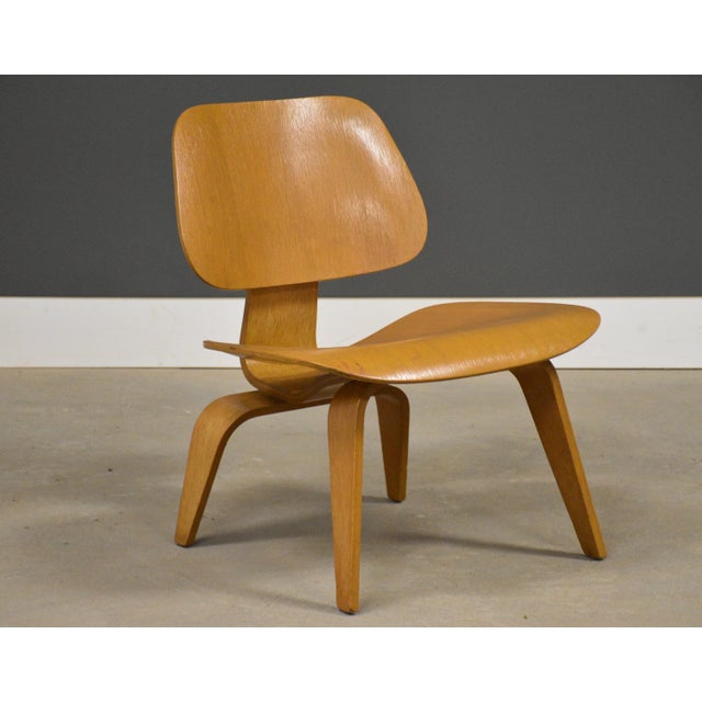 A mid century modern early example oak LCW lounge chair designed by Charles and Ray Eames for Herman Miller. Circa 1951....