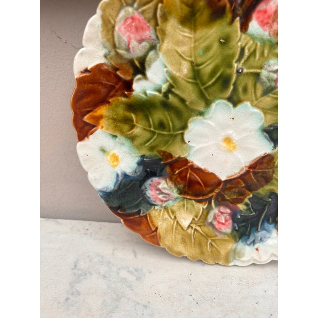 French Country French Majolica Strawberries Plate Orchies, Circa 1890 For Sale - Image 3 of 4