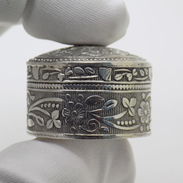 1980s Vintage Italian Handmade Round Silver 800 Floral Embossed Pill Snuff Box, 1980s For Sale - Image 5 of 13