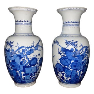 Early 20th Century Pair of Chinese Blue and White Porcelain Urns For Sale