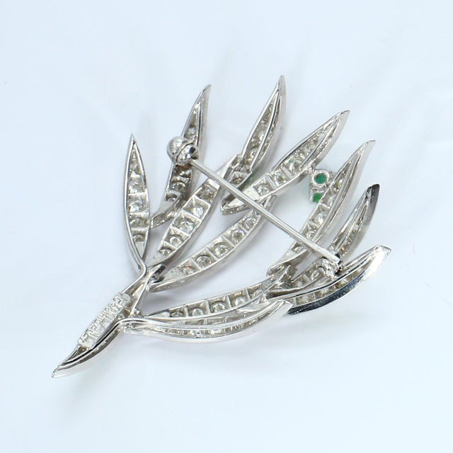 Contemporary 1960s Leaf Brooch With Square-Cut Emerald and White Diamonds For Sale - Image 3 of 4