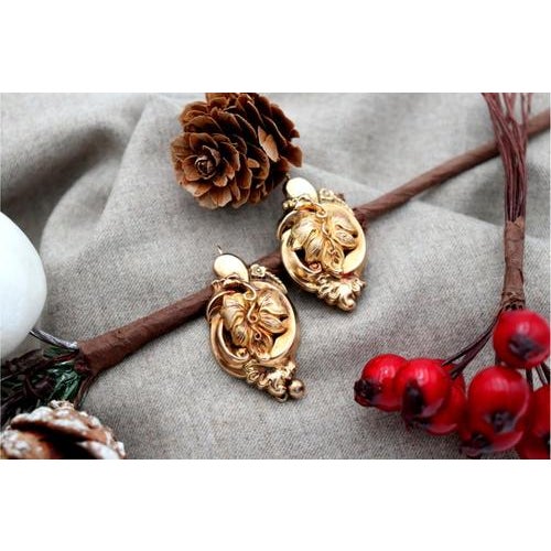 Gold Earrings with Vine Leaf Reliefs and Pendant, Set of 2 For Sale - Image 6 of 7