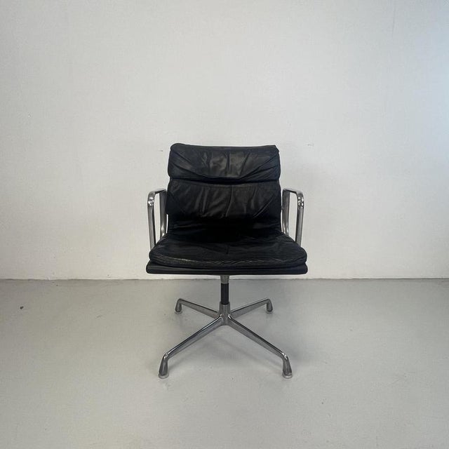 Beautiful vintage black leather Soft Pad Aluminium Group chair designed by Charles and Ray Eames for Herman Miller in the...