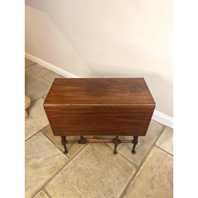 Quality antique Edwardian mahogany gateleg table, having a quality antique mahogany gateleg table with a polished mahogany...