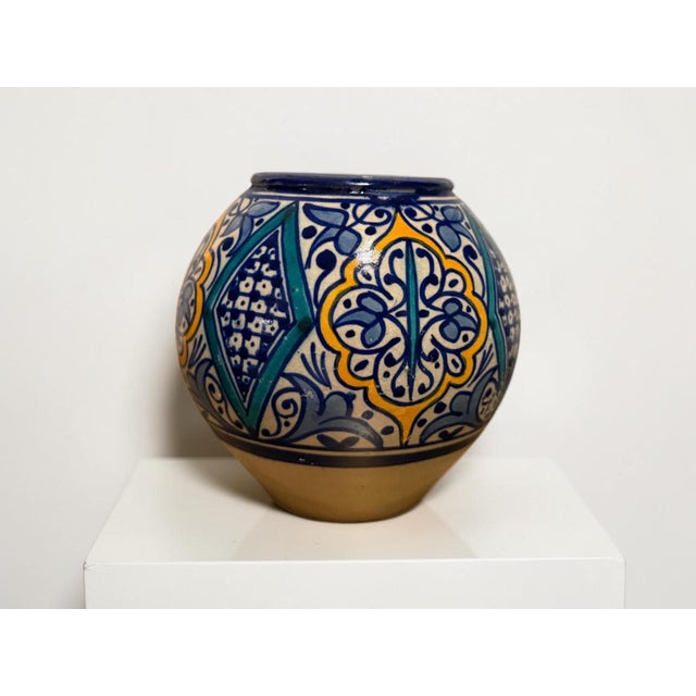Beautiful vintage Moroccan pottery vase from Safi, known for its traditional hand-painted ceramics. Features a rounded...