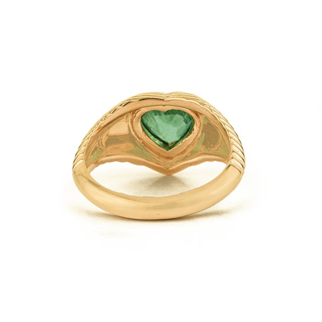 Ridged Heart-Cut Emerald Pinky Ring in 14k Yellow Gold Size 5.5 For Sale - Image 10 of 18