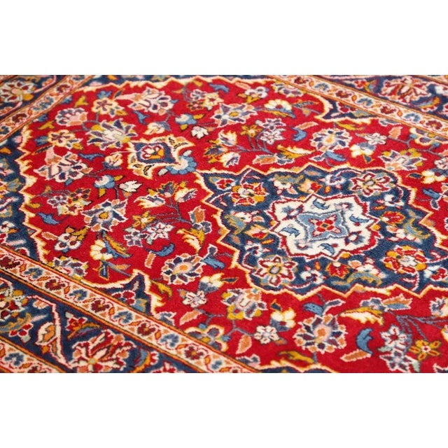 Textile Kashan Rug in Hand-Knotted Wool For Sale - Image 7 of 11