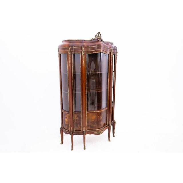 French Walnut Display Case, 1900, in Very Good conditions. Designed before 1890