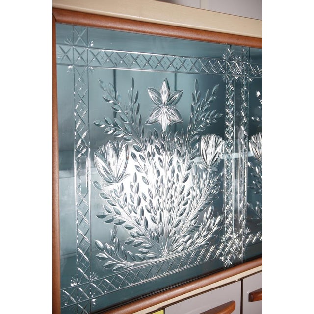 Mid-Century Formica Credenza with Crystal Cut Glass Doors, 1950s For Sale - Image 17 of 18