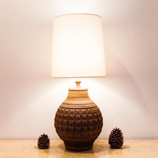 1970s Large California Modern Stoneware Table Lamp by Bob Kinzie, Signed For Sale - Image 10 of 12